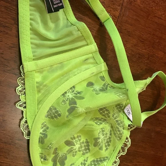Absolutely stunning salad neon Victoria’s Secret 36D lace sexy bra /sexy unlined